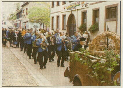 Festzug mit Erntekrone